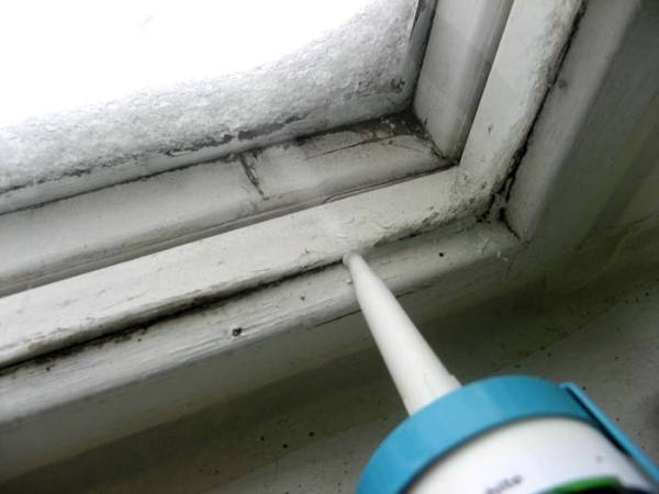Как утеплить деревянные окна на зиму: эффективные материалы